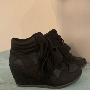 Wedged tennis shoes